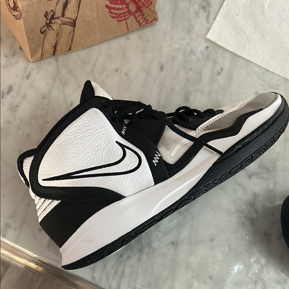 NEW Mens KYRIE Nike Black and White Basketball Shoes - Picture 8 of 10